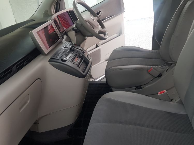 now sold thanks!!!!Nissan Elgrand 3.5 automatic 8 seater silver /sunroofs/curtains only 52k miles black alloy wheels-please quote 129