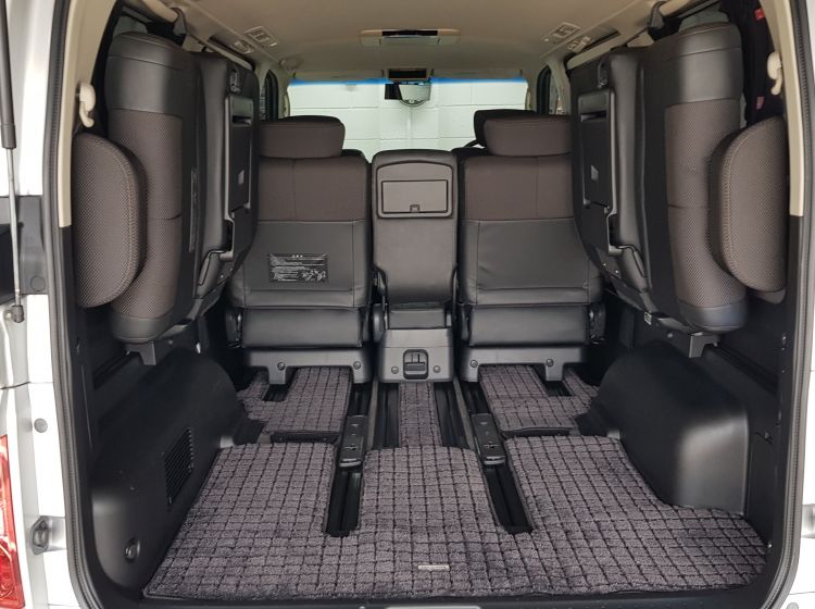 now sold thanks!!!!!!Nissan Elgrand e51 2.5 automatic 8 seater silver MPV day van fresh import 2008 in stock -series 3- please quote 144