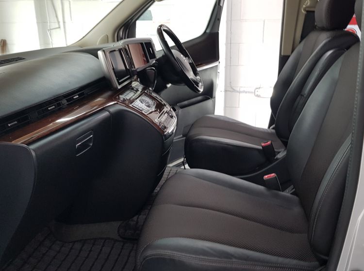 now sold thanks!!!!!!Nissan Elgrand e51 2.5 automatic 8 seater silver MPV day van fresh import 2008 in stock -series 3- please quote 144