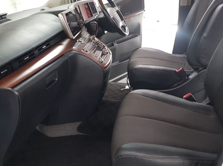now sold thanks!!!!!Nissan Elgrand e51 2.5 automatic 8 seater e/curtains fresh japanese import 2007 in stock grade 4-b- please quote 172