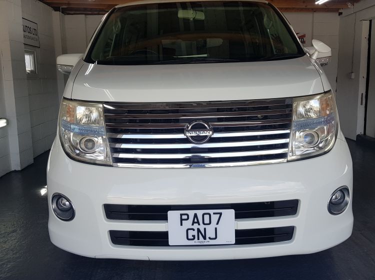 now sold thanks!!!!!!!211 nissan elgrand e51 s2 in pearl white 3.5 automatic 8 seater fresh japanese import only 63k miles warranted-2007-please quote 211
