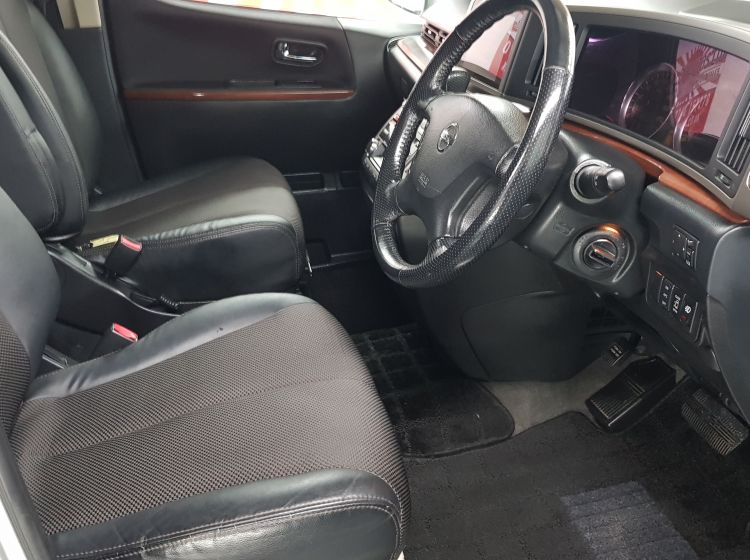 now sold thanks!!!!!!Nissan Elgrand 2.5 automatic 8 seater silver MPV day van corrosion free 05 In stock quote 83- excellent condition- px poss
