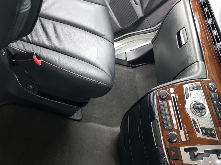 now sold thanks!!!!!Nissan Elgrand 2.5 automatic 8 seater white leather seats rust free fresh import in stock 2009 quote 98 -4 x new tyres fitted