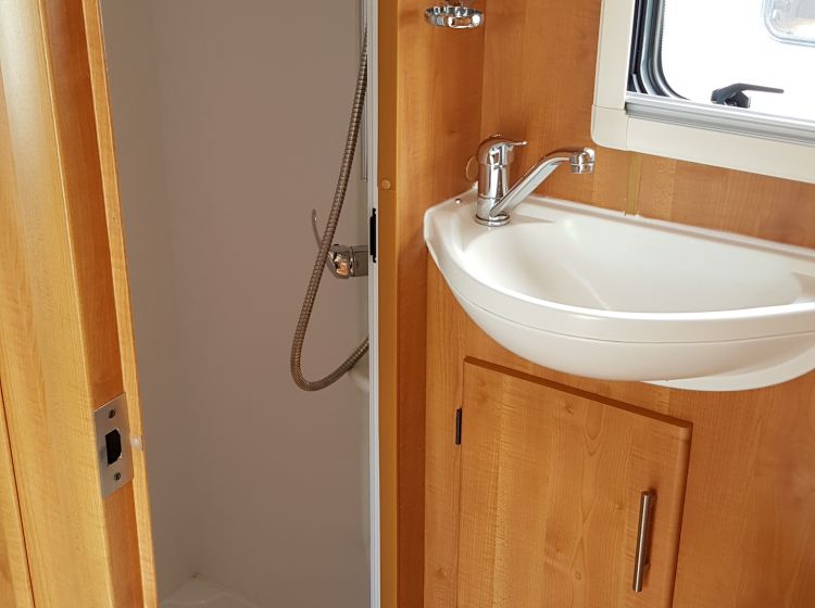 now sold thanks!!!!!!autotrail apache 3.0 diesel motorhome 634 u shape lounge 2 berth 3500 kg -2011 fsh 2 keys excellent condition px and finance welcome