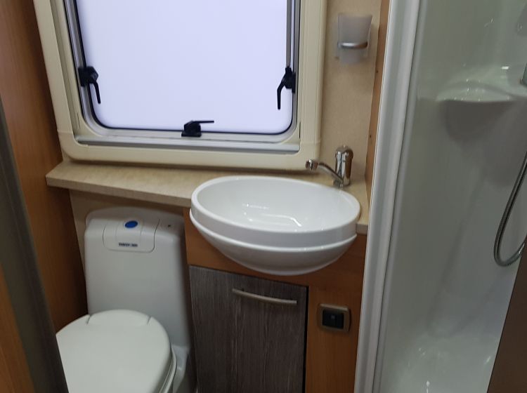 now sold thanks!!!!!!swift kontiki 669 motorhome 3.0 diesel 6 berth 4 seatbelts tag axle extras 2008 	solar panel -towbar-reverse camera roof dome untested