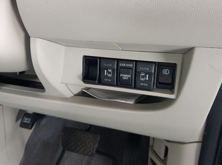 now sold thanks!!!!!!Mazda Biante 2.0 petrol automatic 8 seater purple jap import 2008 in stock  rear camera	twin electric side doors 2 x dvd screens,2 keys