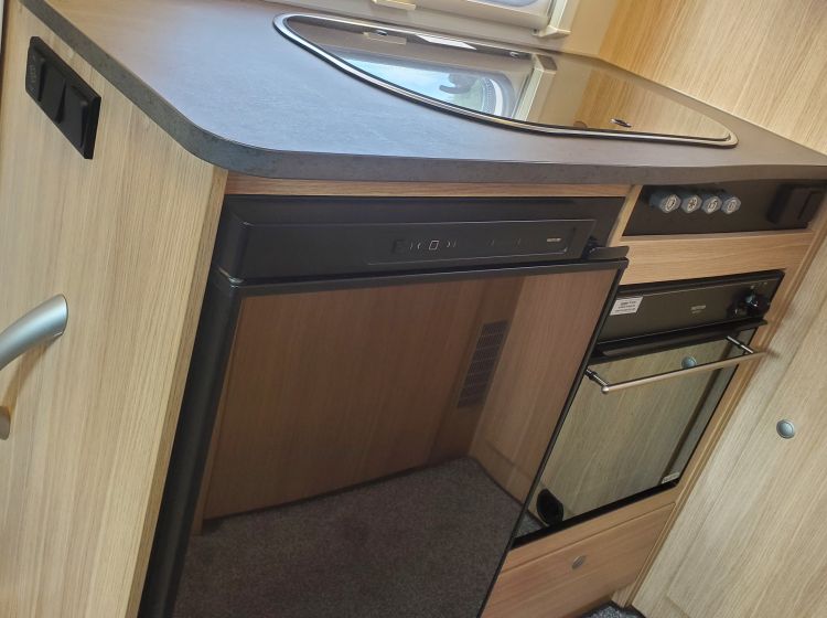 NOW SOLD  thanks!!!!!!SUNLIGHT V60 compact motorhome 4 seatbelts fixed tranverse bed 3500 kg 2021 excellent condition px and finance 12 months warranty