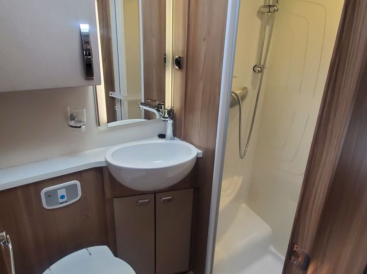 sold!!!!SWIFT KON-TIKI 669 motorhome black edition 4 berth 4 belts island bed 2016 	excellent condition px and finance 12 months warranty